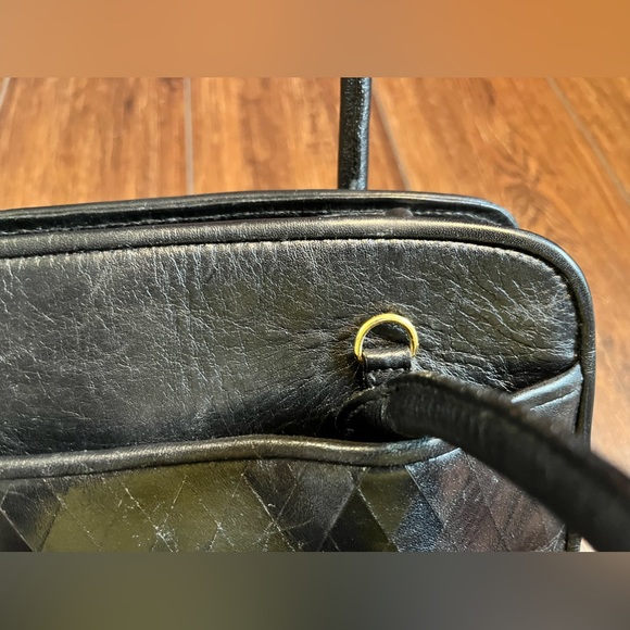 Vintage Etienne Aigner hand bag. Leather. Has clips to attach a crossbody strap. - Picture 8 of 14